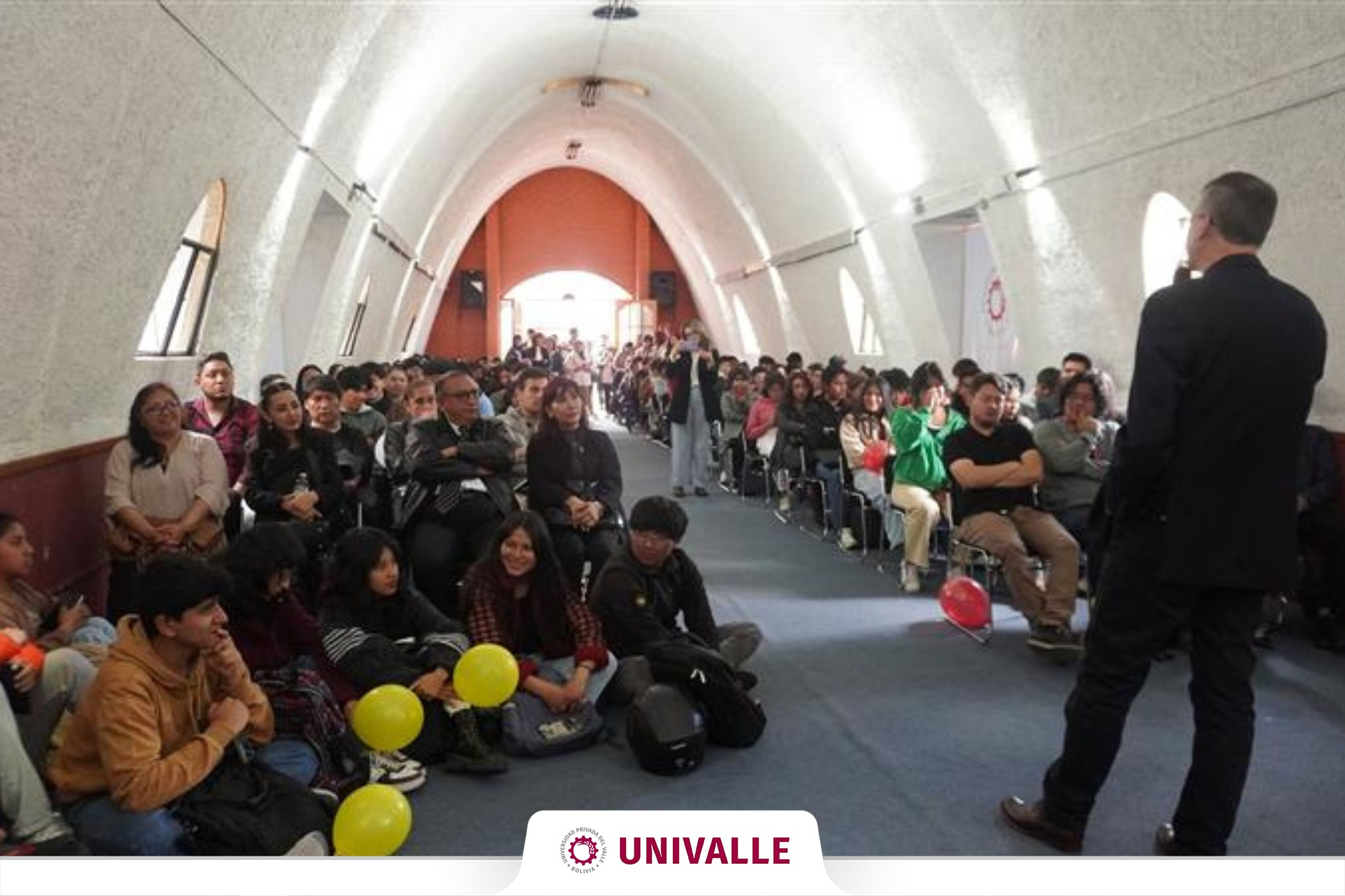 Puede ser una imagen de una o varias personas, multitud y texto que dice _UNIVALLE_