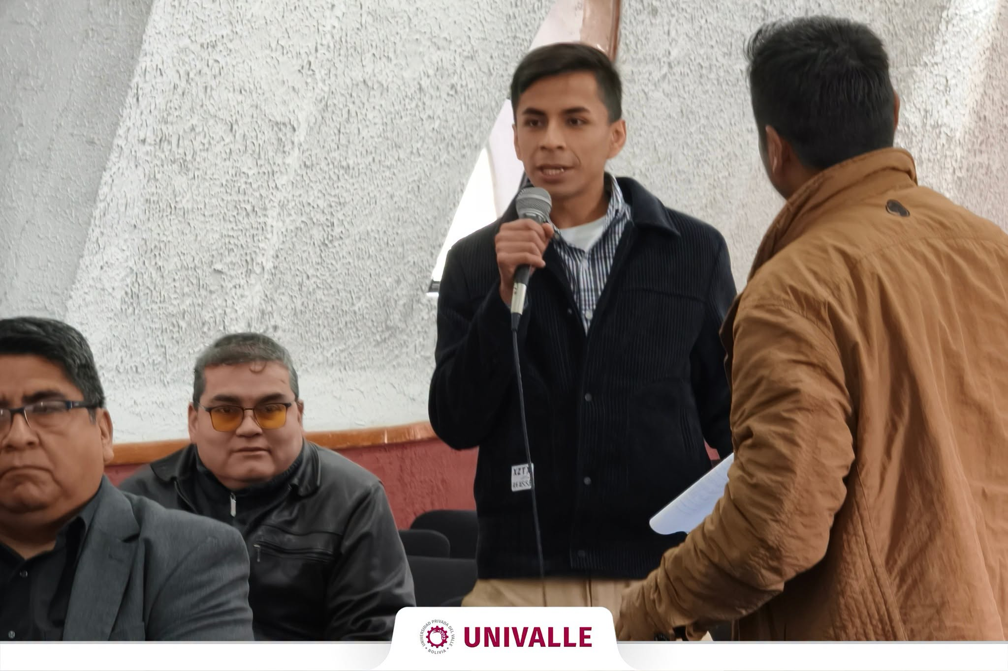 Puede ser una imagen de una o varias personas y texto